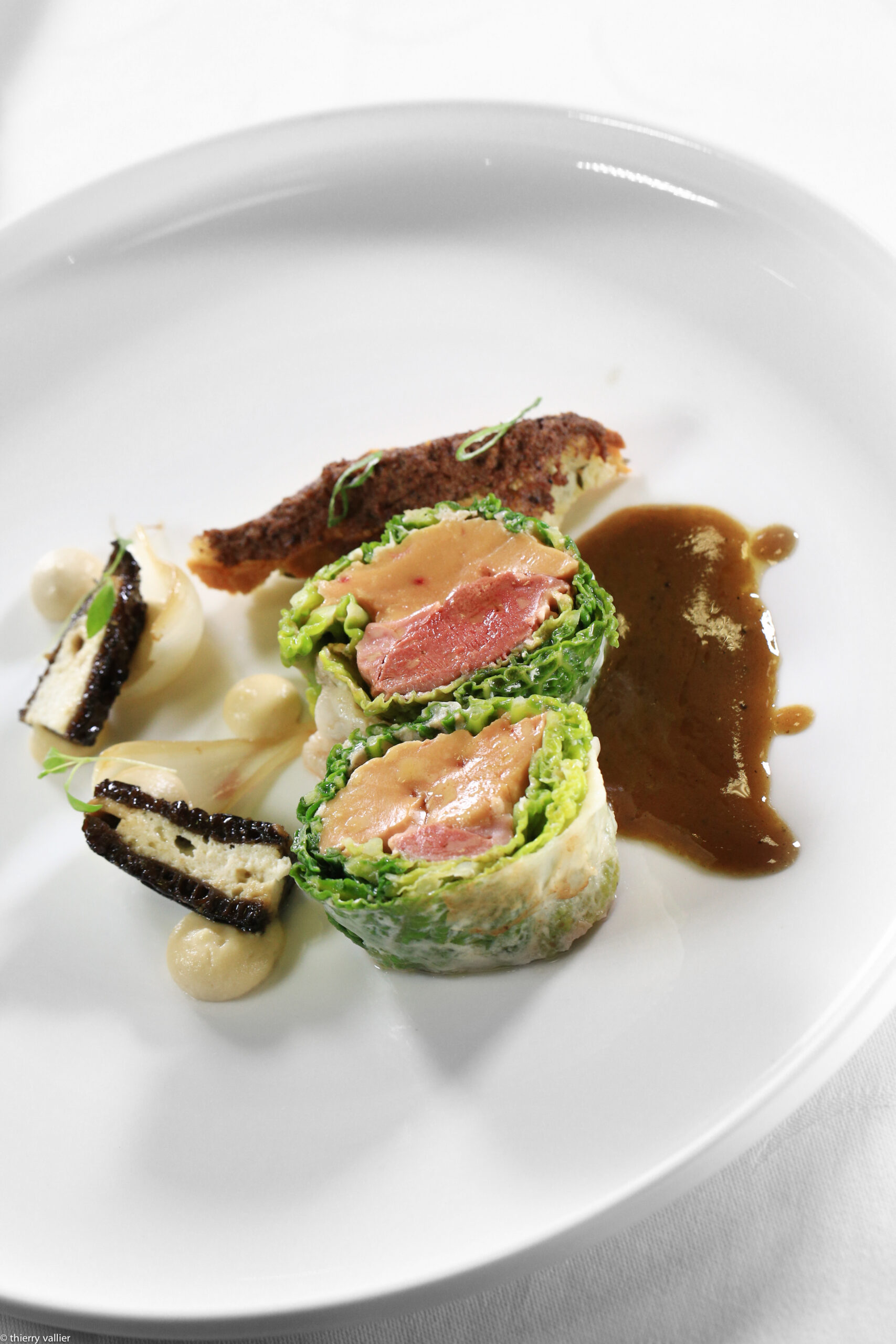 Ballotine de pigeon et foie gras, jus de whisky tourbé, farce à gratin ...